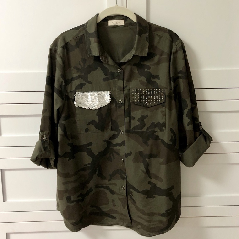 Elan camouflage top w studs & Sequins  Pockets M